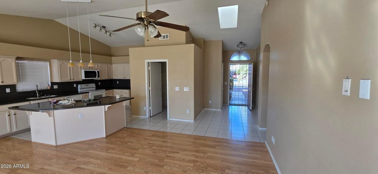 9163 W Davis Rd - Photo 3 of 24