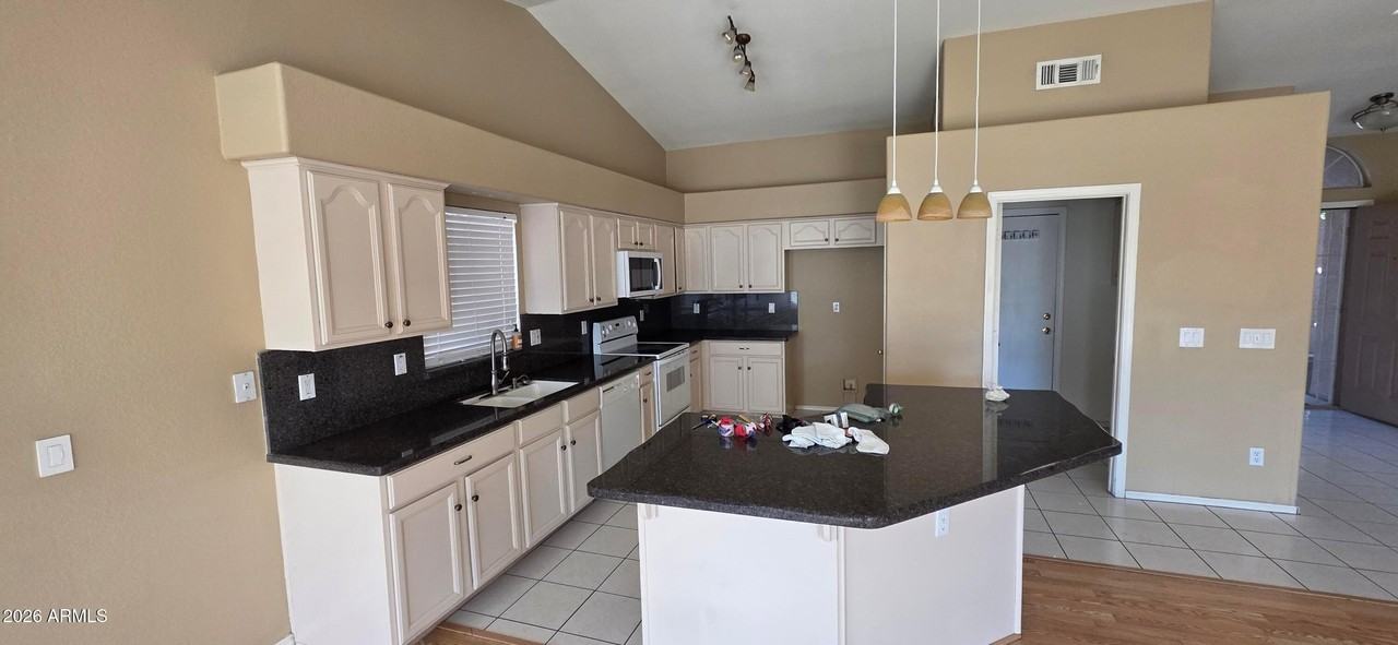 9163 W Davis Rd - Photo 4 of 24