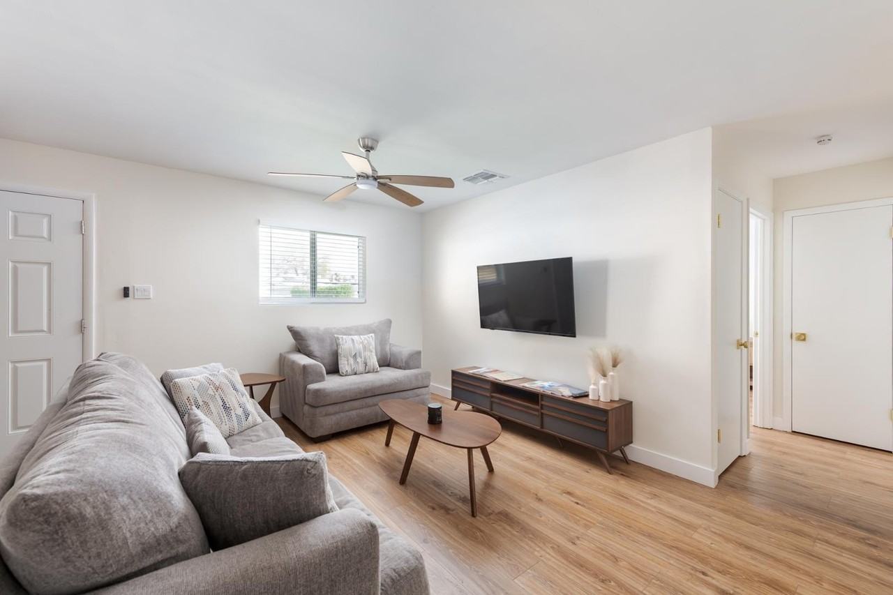 2237 E Hillery Dr - Photo 4 of 25