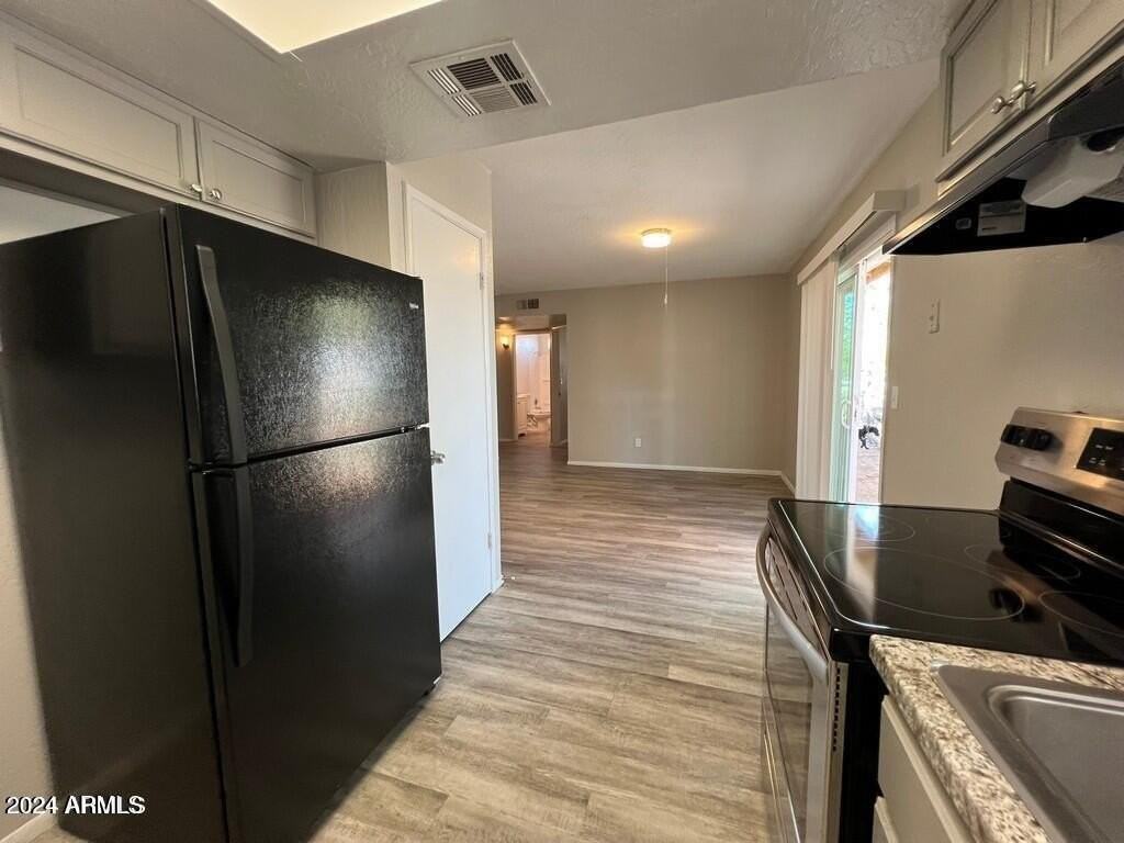 10641 N 15th Ave #B - Photo 4 of 11