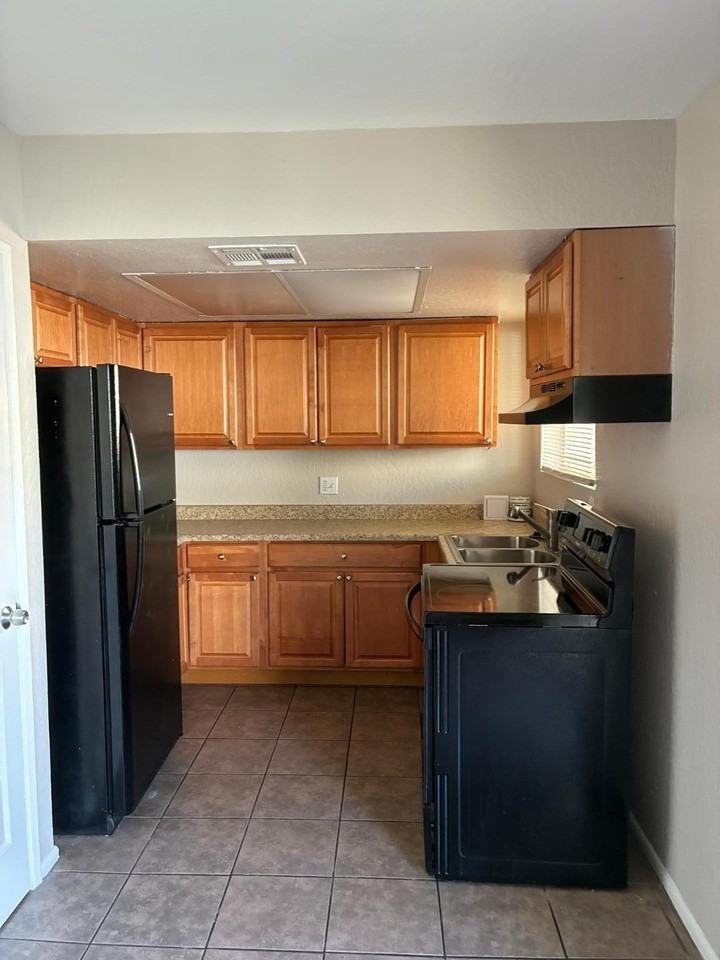10641 N 15th Ave #B - Photo 5 of 11