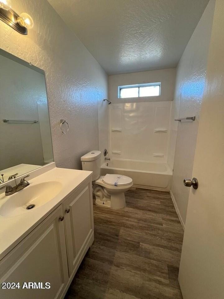 10641 N 15th Ave #B - Photo 6 of 11