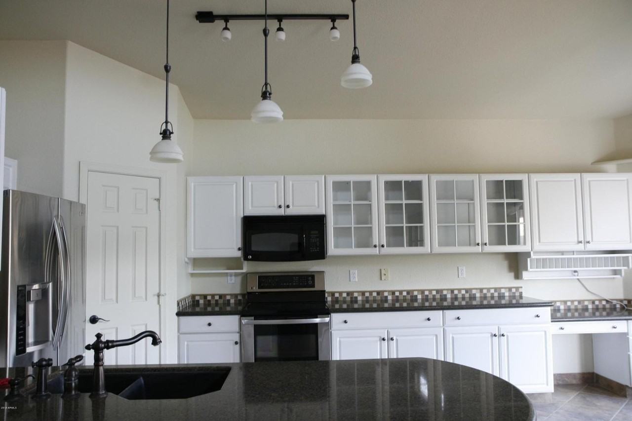 1393 W Hopi Dr - Photo 3 of 10