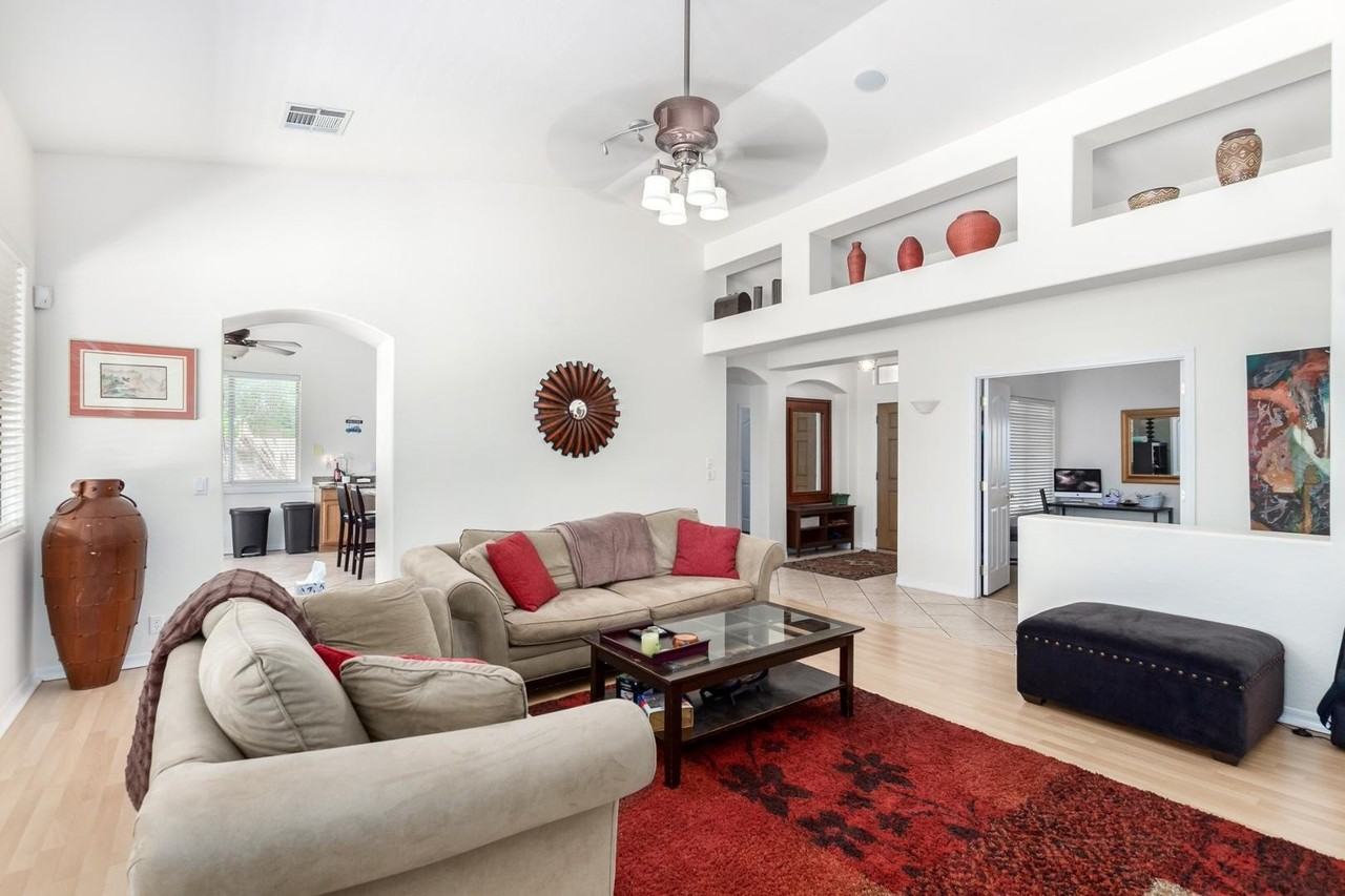 5203 E Wallace Ave - Photo 4 of 20