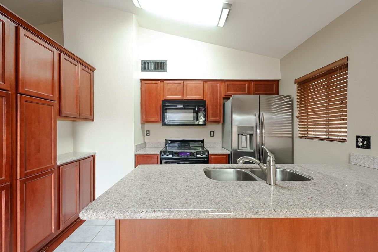 102 W Concorda Dr #103 - Photo 2 of 24