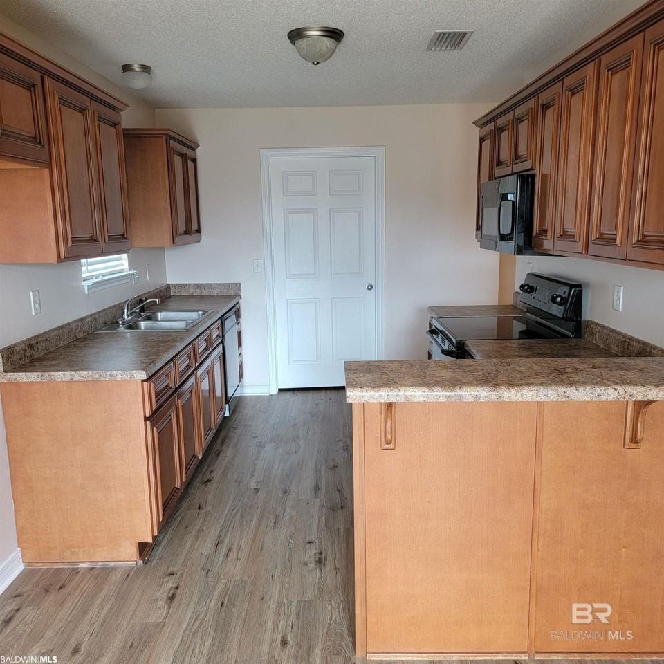 1701 Woodbridge Cir E - Photo 5 of 8