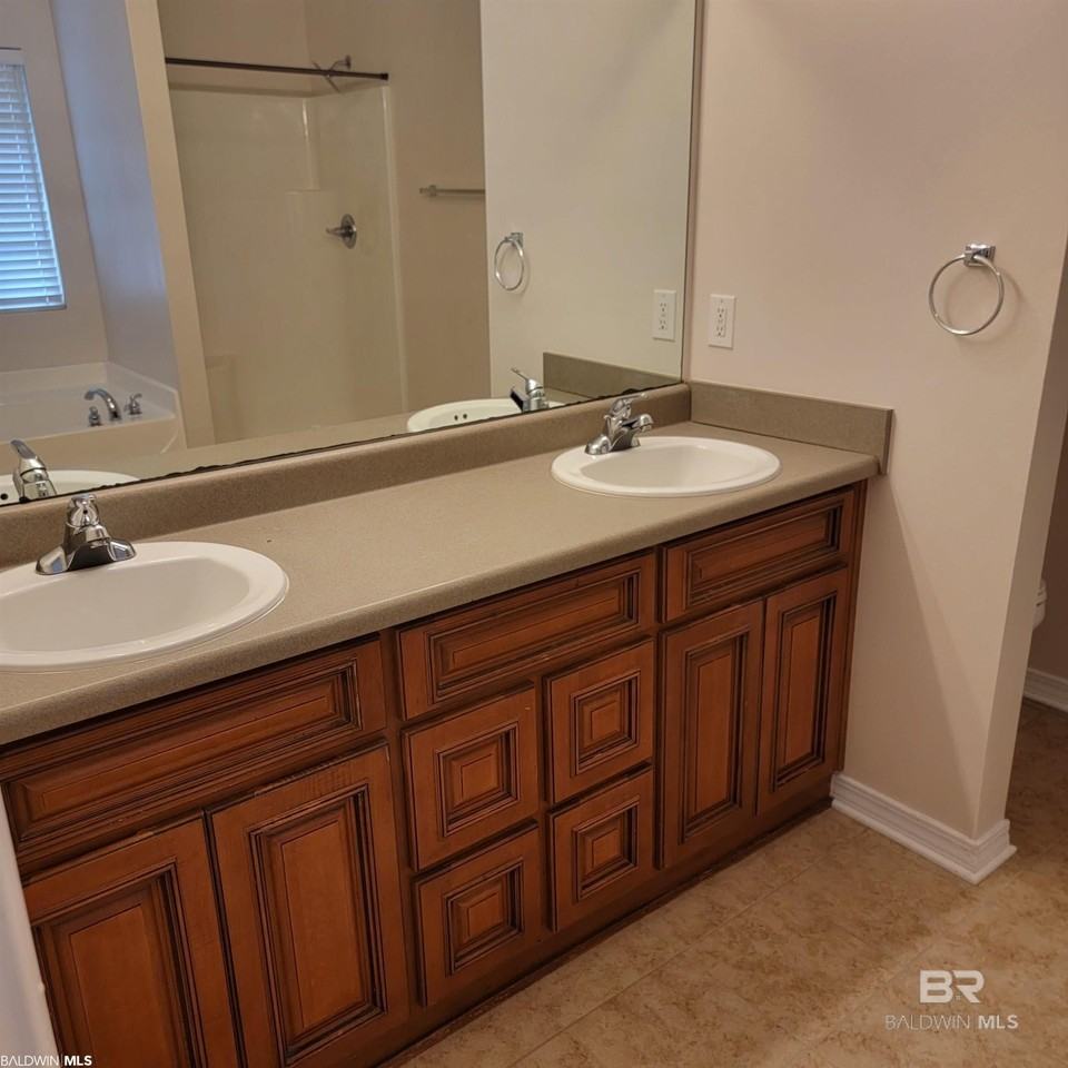 1701 Woodbridge Cir E - Photo 7 of 8