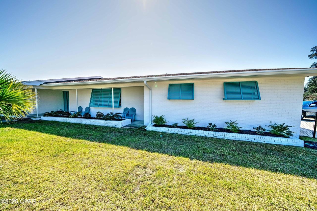 2615 W 11th St - Photo 4 of 50