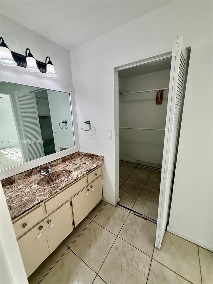 11041 Southwest 140th Avenue - Photo 4 of 18