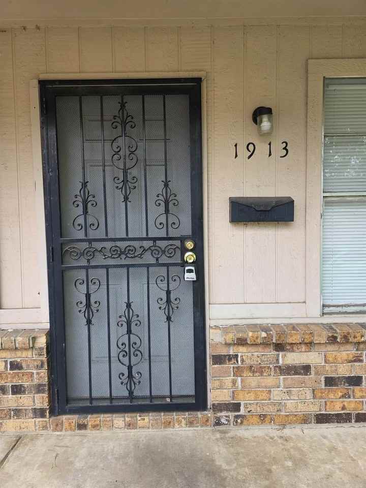 1913 N Magnolia St - Photo 2 of 13