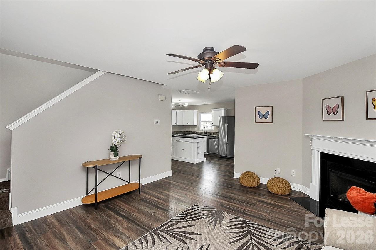 1711 Rustic Arch Way - Photo 3 of 21