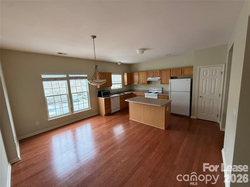 13820 Hill St - Photo 3 of 10