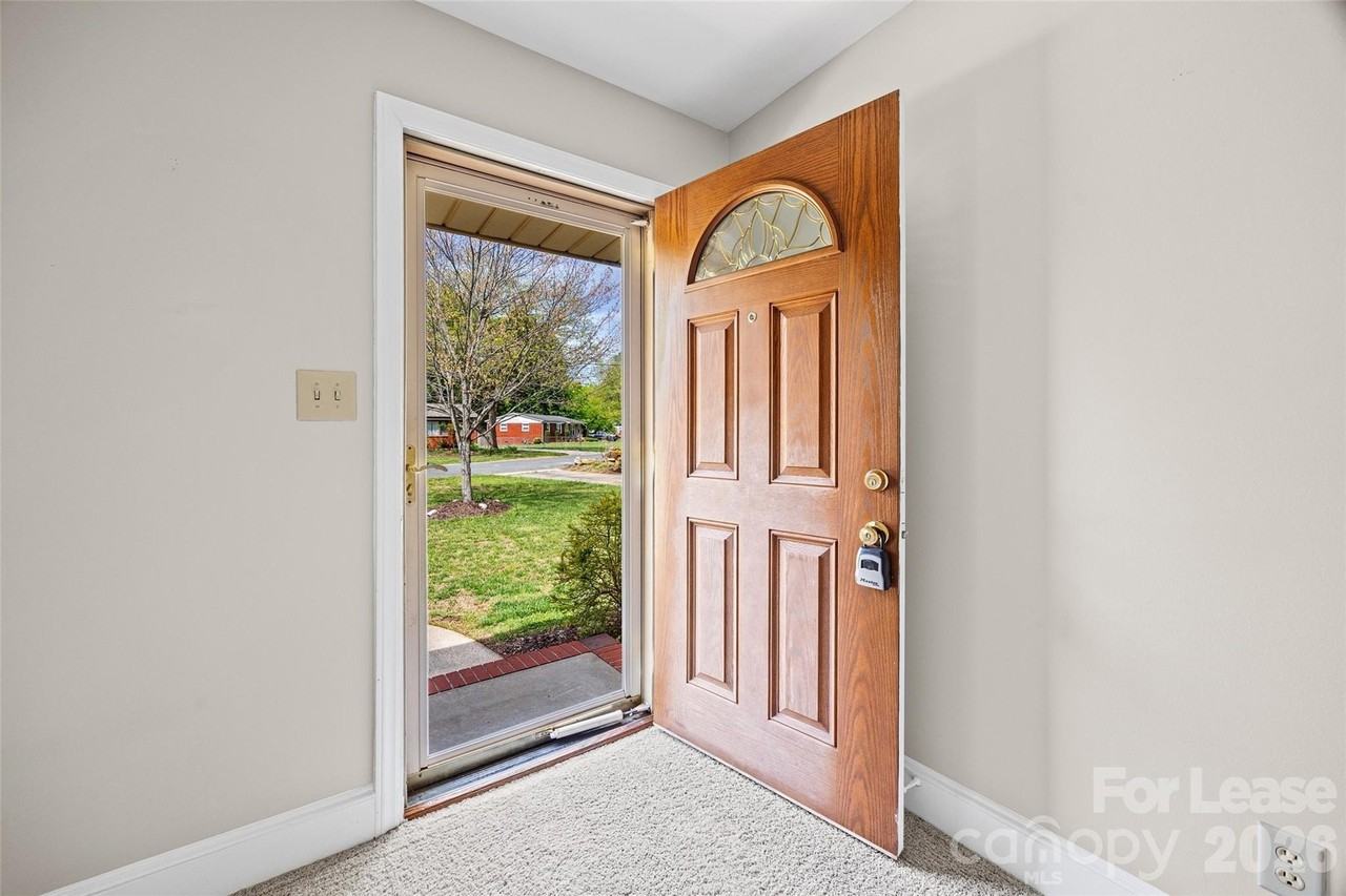 4827 Harcourt Ln - Photo 3 of 36