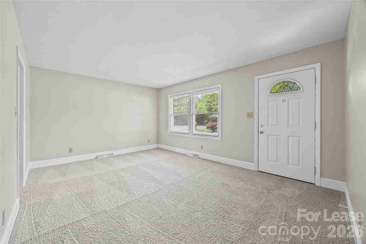 4827 Harcourt Ln - Photo 5 of 36