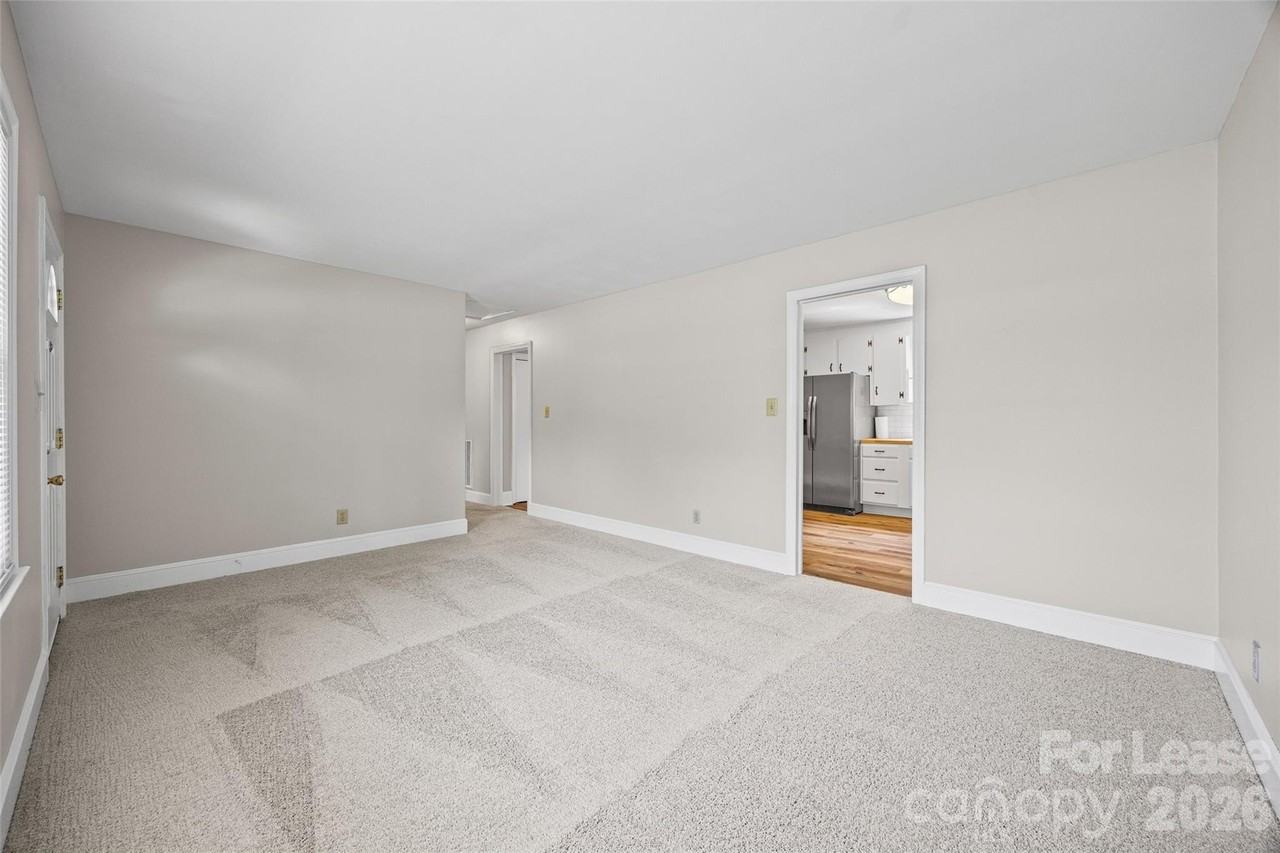 4827 Harcourt Ln - Photo 6 of 36