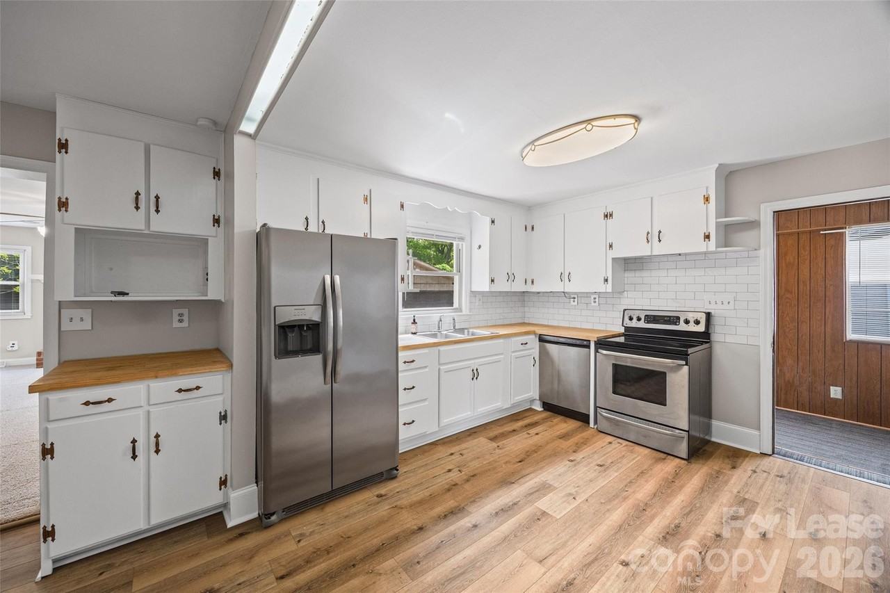 4827 Harcourt Ln - Photo 7 of 36