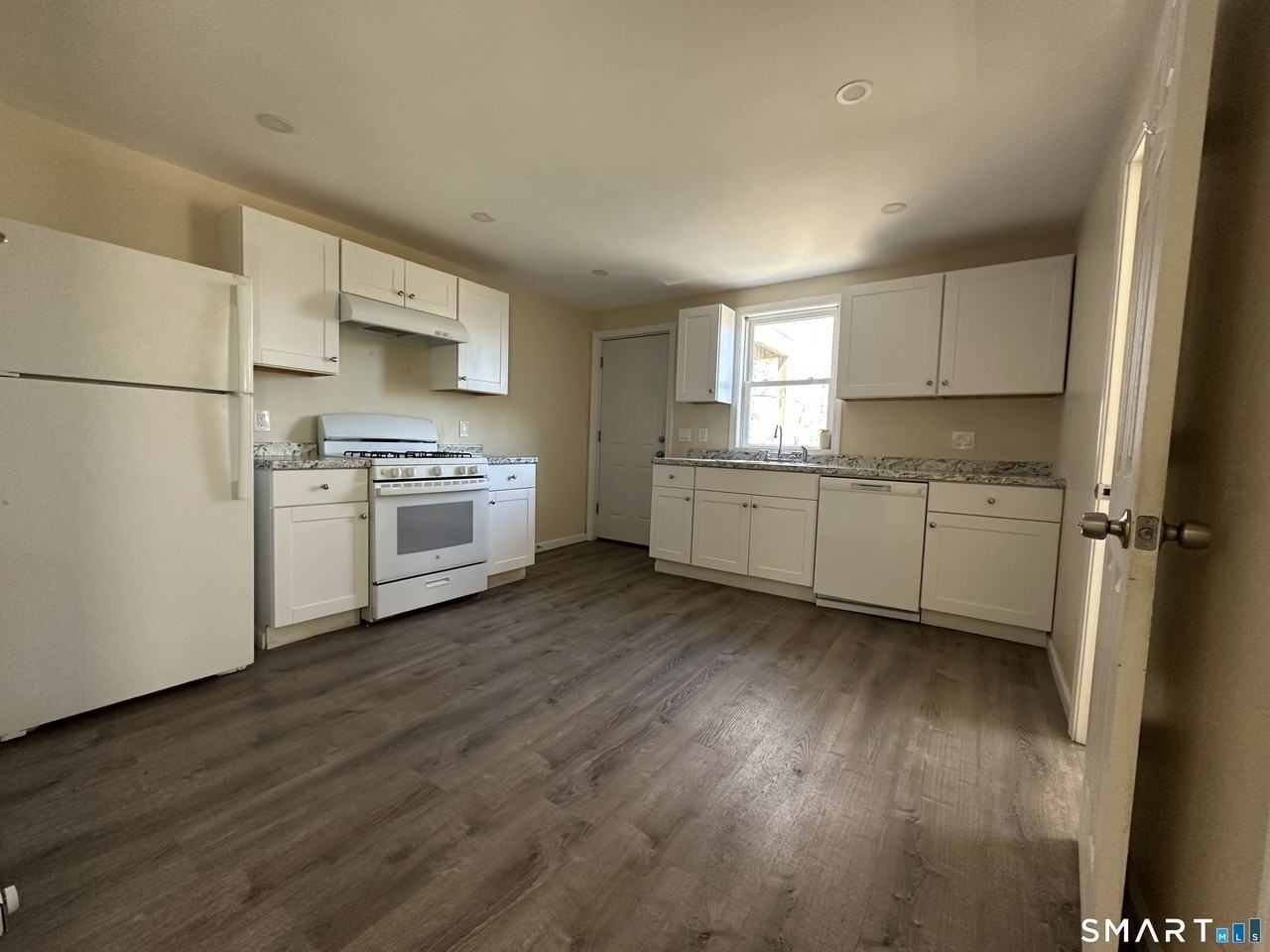 567 Howe Ave - Photo 3 of 13