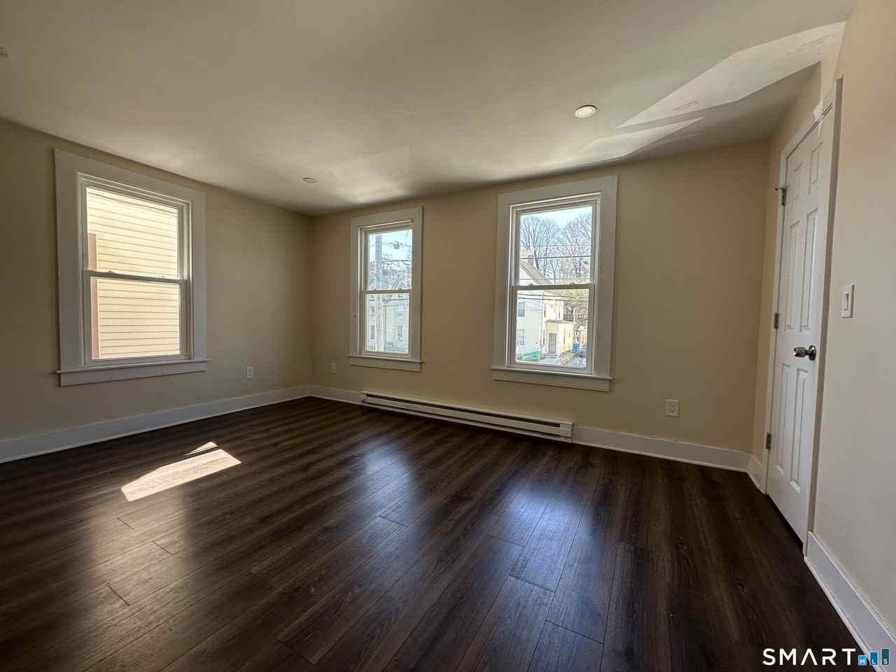 567 Howe Ave - Photo 5 of 13