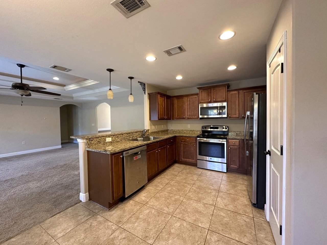 516 Grandridge Dr - Photo 4 of 26