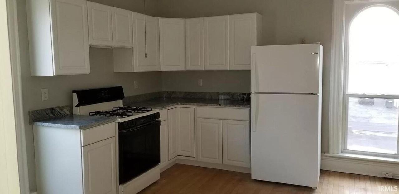 209 S 2nd St #B - Photo 2 of 5