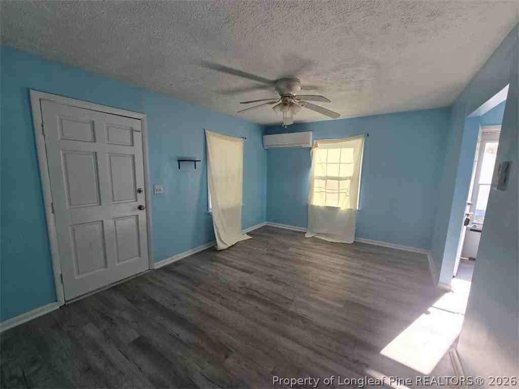 1547 Center St - Photo 4 of 9