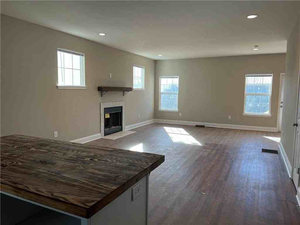 522 Liberty Park Dr Ne - Photo 2 of 9