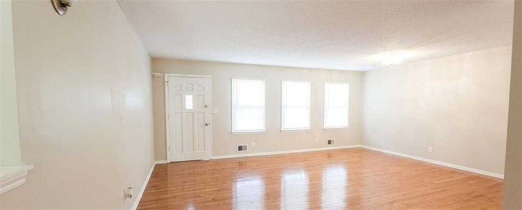 2866 Manor Ct - Photo 3 of 18