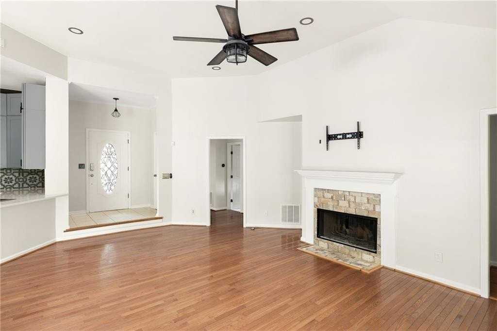 3784 Market Cres - Photo 4 of 31