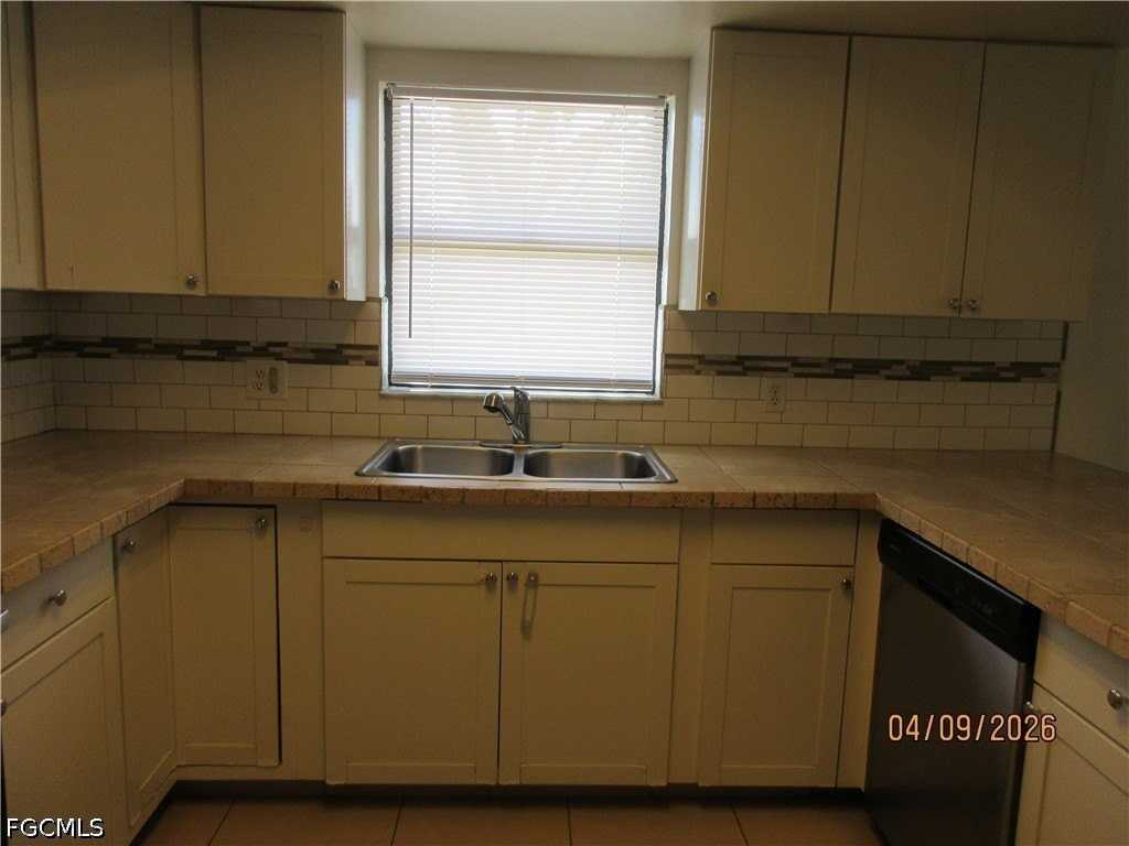 1218 Ne 8th Ter - Photo 7 of 24