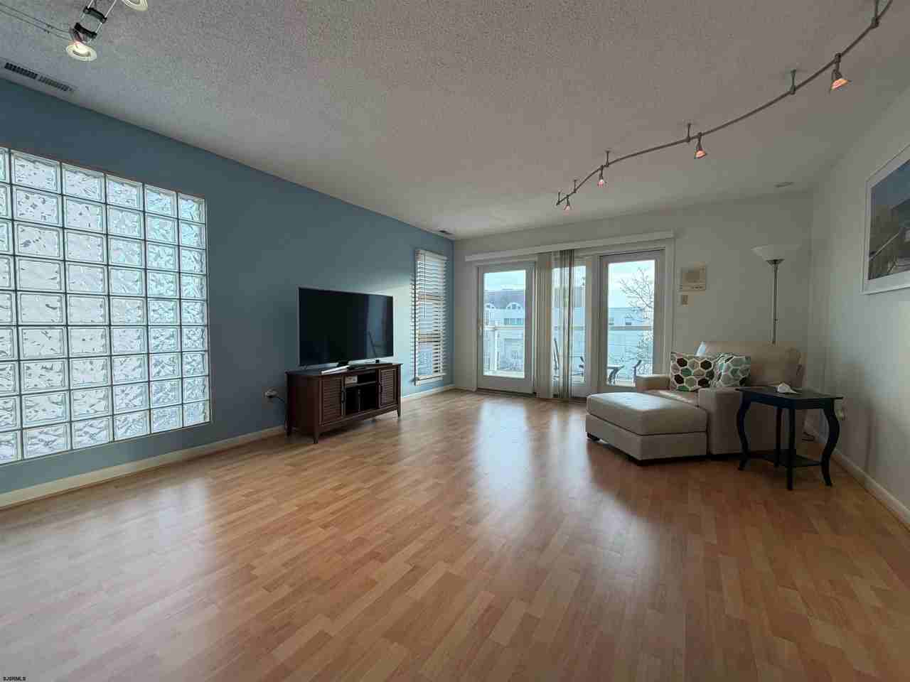 5 N New Haven Ave #C3A - Photo 2 of 8