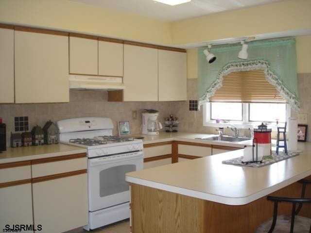 426 Canterbury Ct - Photo 3 of 15