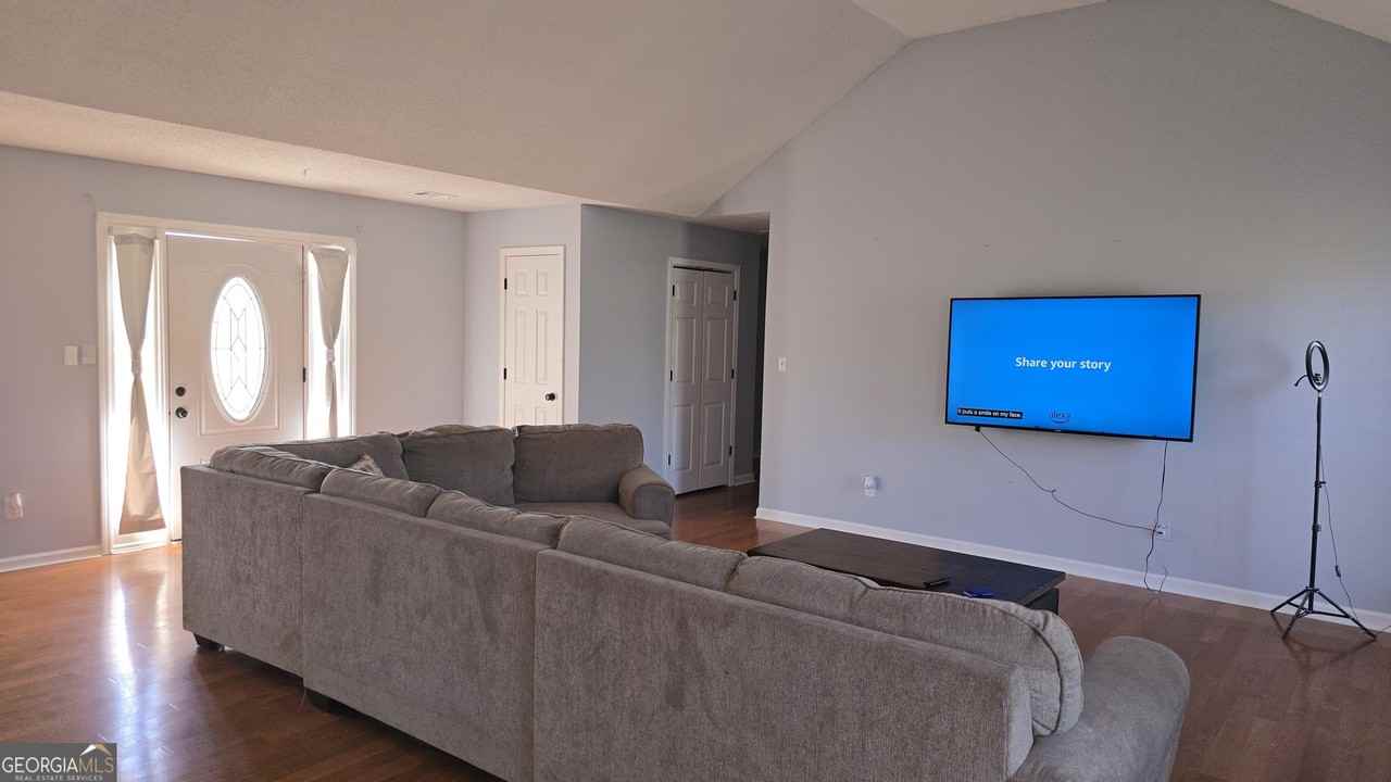 107 Tyler Ct - Photo 2 of 14