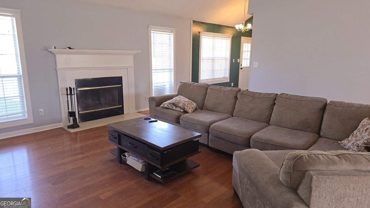 107 Tyler Ct - Photo 3 of 14