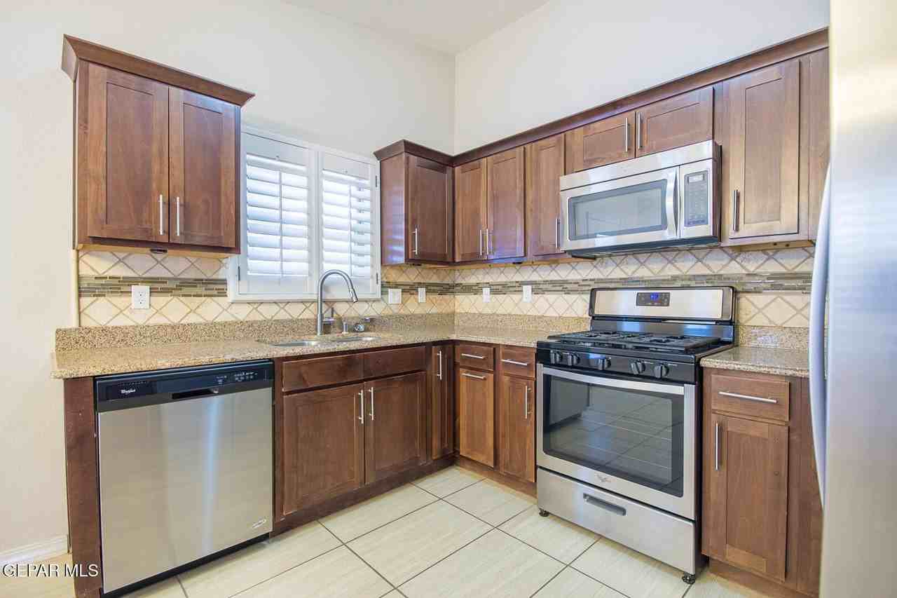 13177 Shady Trail Ct - Photo 4 of 28