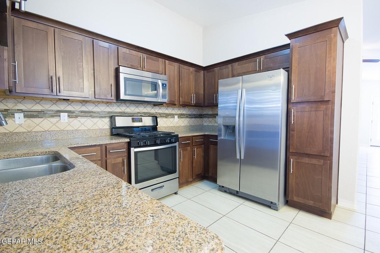 13177 Shady Trail Ct - Photo 5 of 28