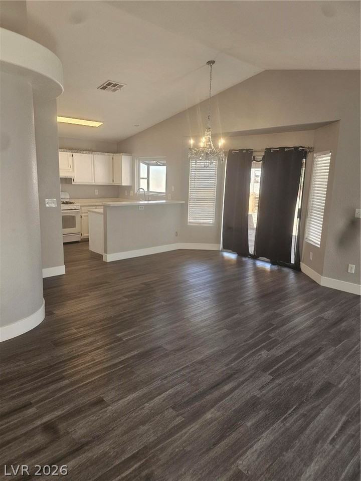 8020 James Grayson Dr - Photo 2 of 7