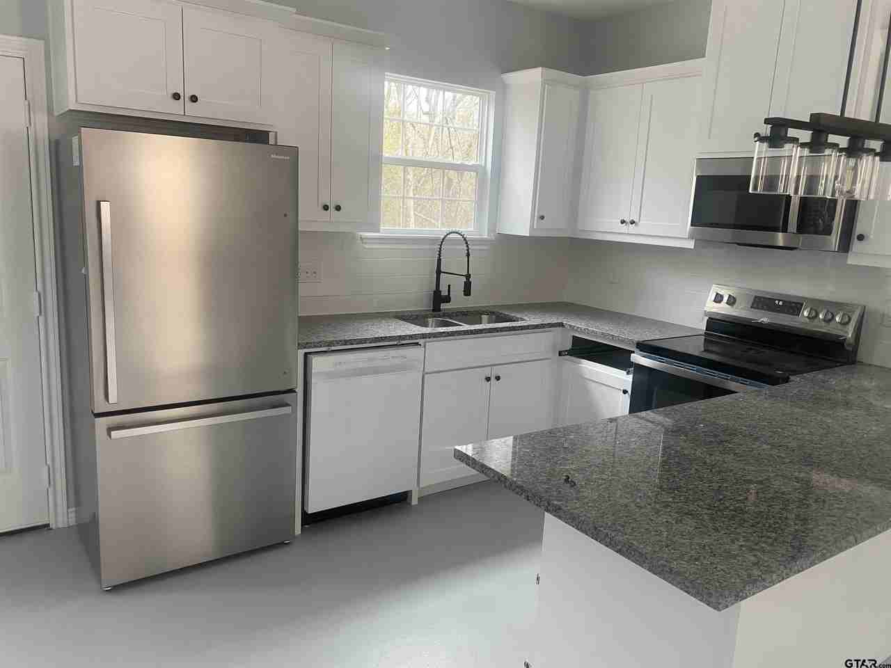 19213 Hillside Dr - Photo 2 of 10