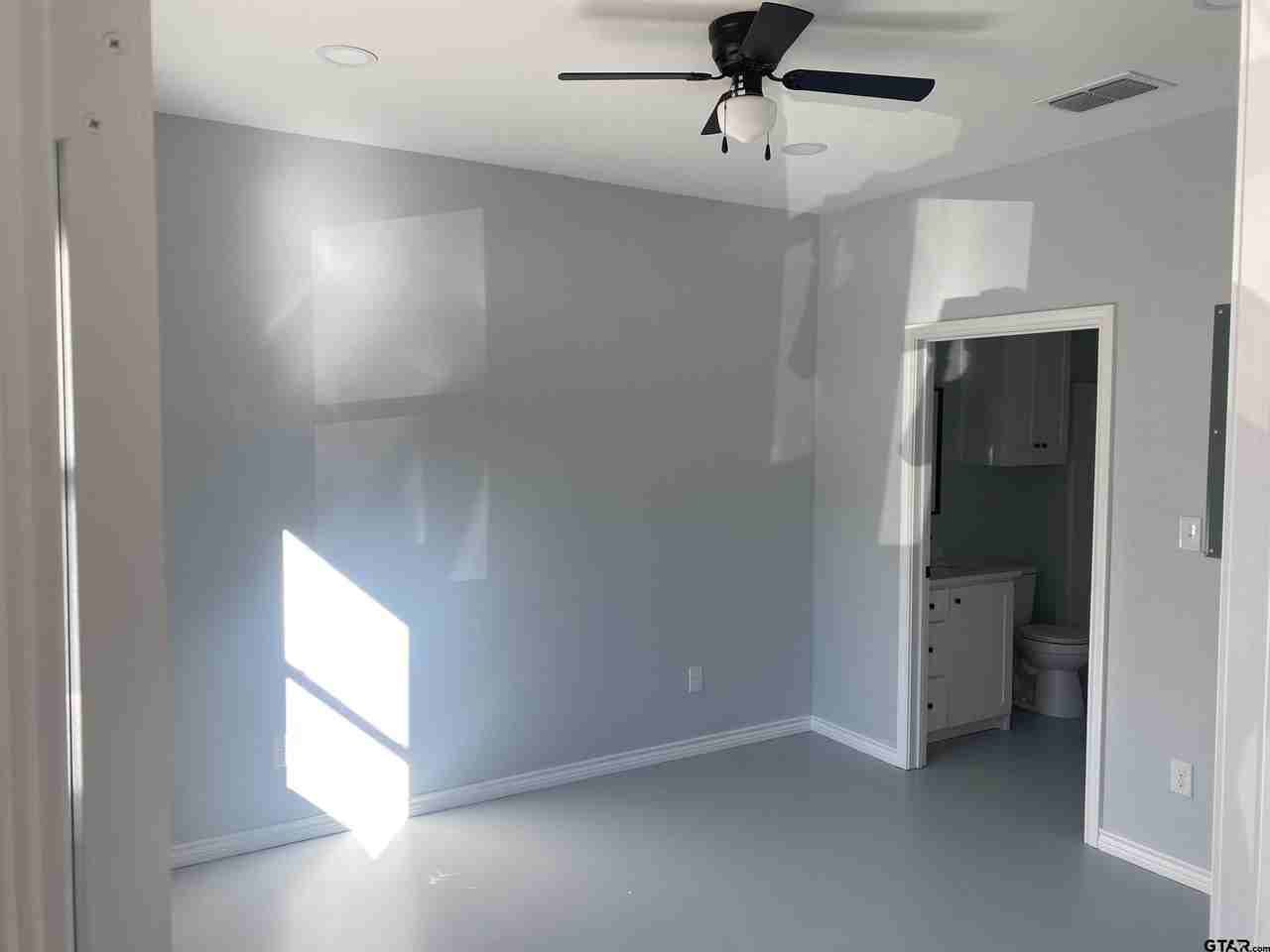 19213 Hillside Dr - Photo 4 of 10