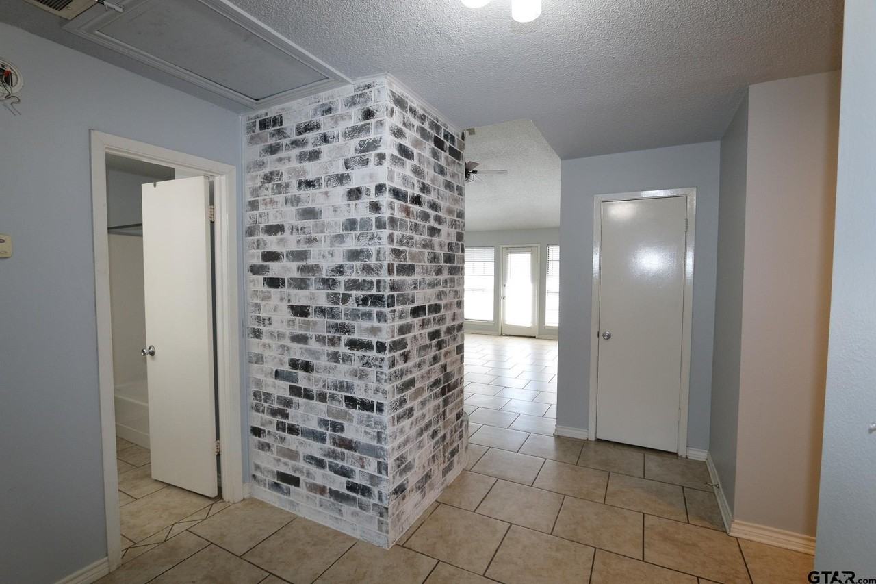 963 Creekside Dr - Photo 3 of 30