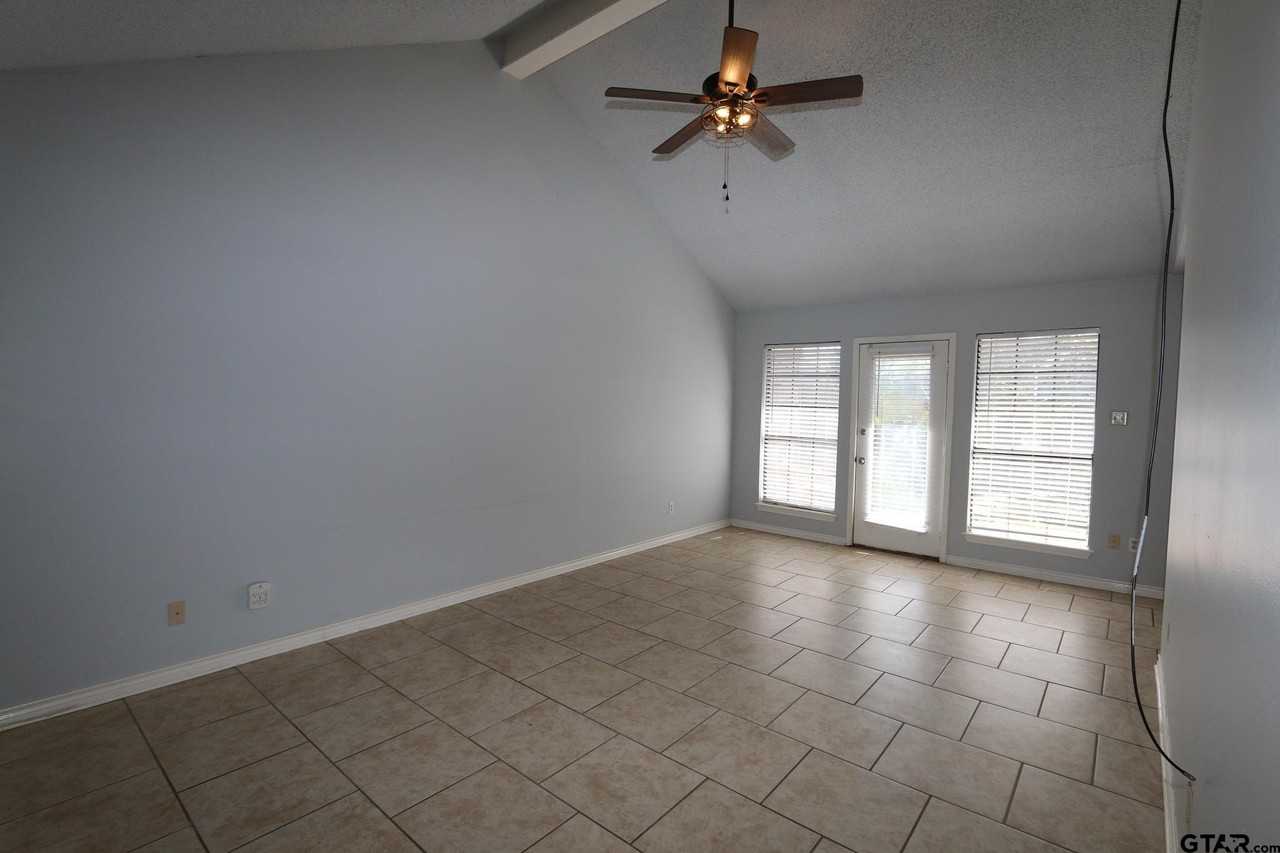 963 Creekside Dr - Photo 4 of 30