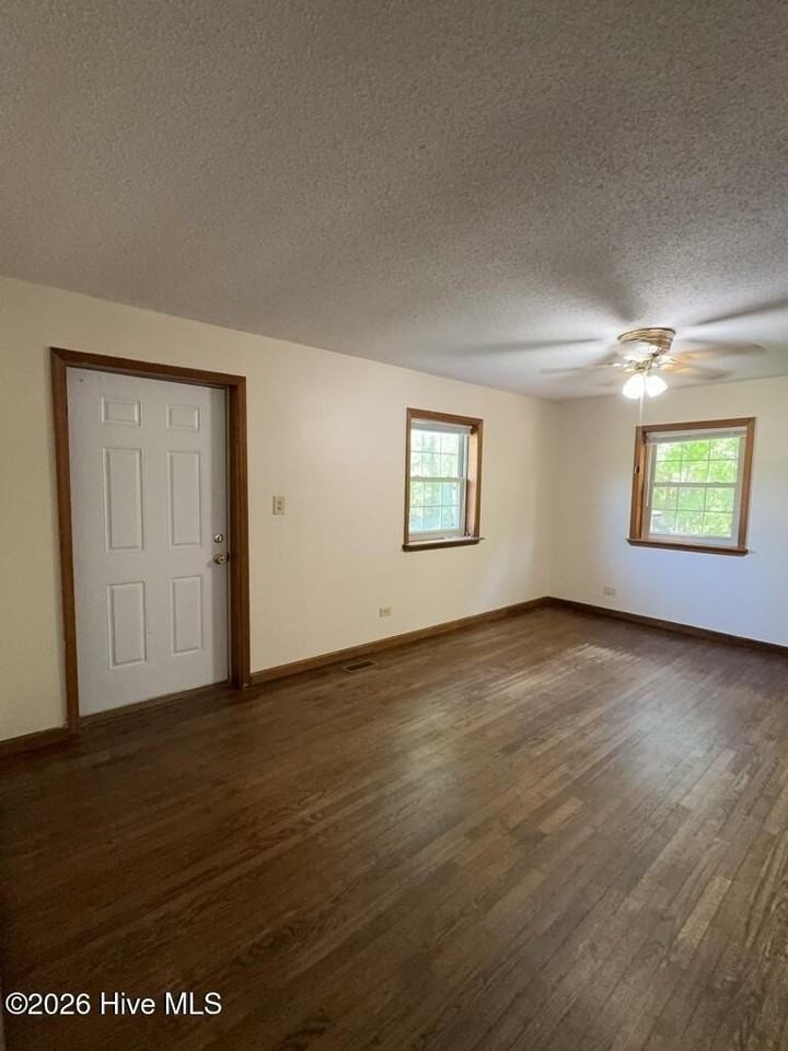 1635 Burgaw Hwy - Photo 2 of 18