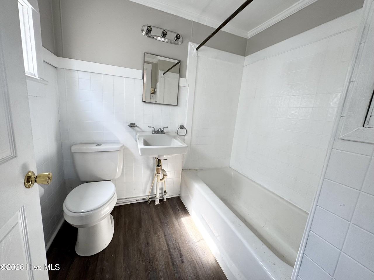 207 E Burgess St #B - Photo 3 of 6