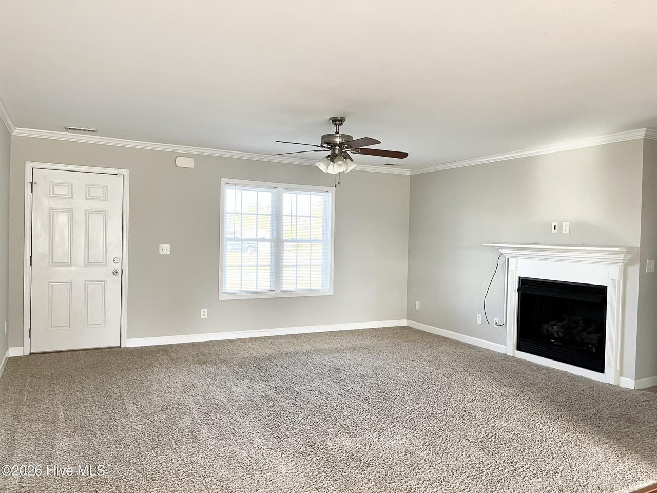 108 Oakwood Dr - Photo 3 of 12