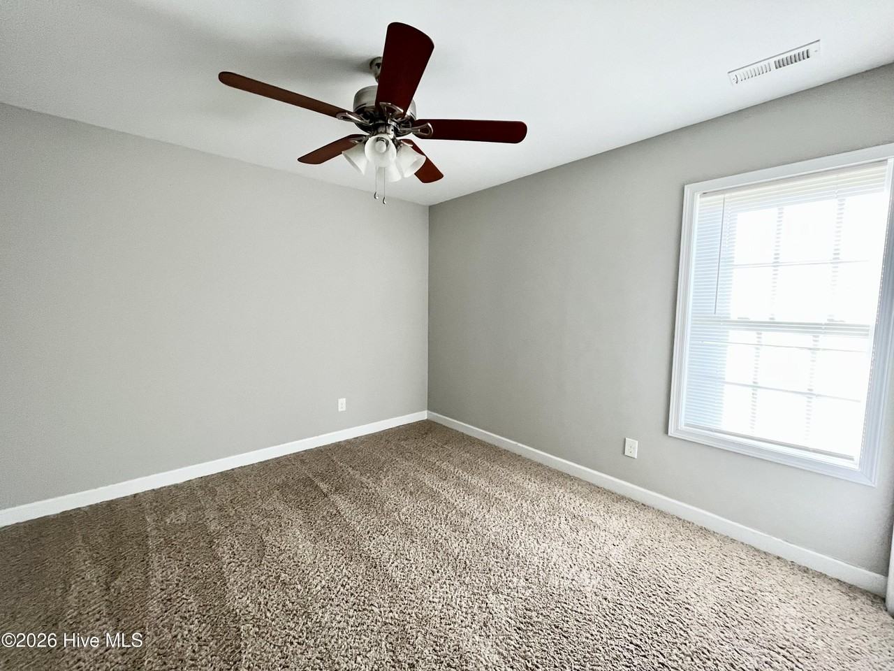 108 Oakwood Dr - Photo 5 of 12