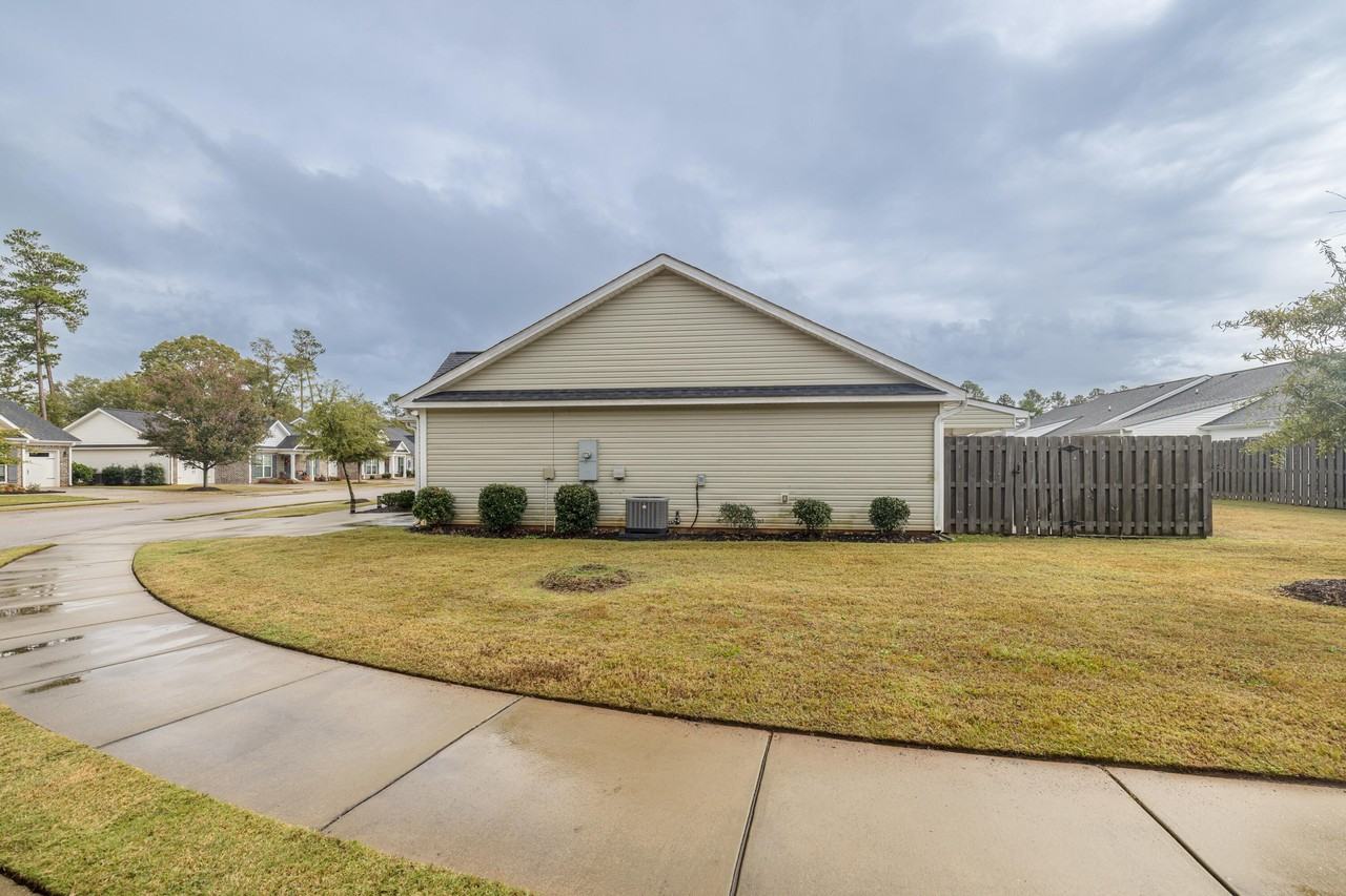 1043 Wildlife Cir - Photo 4 of 44