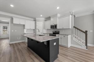 featured image of 1007 Linsmore Ave