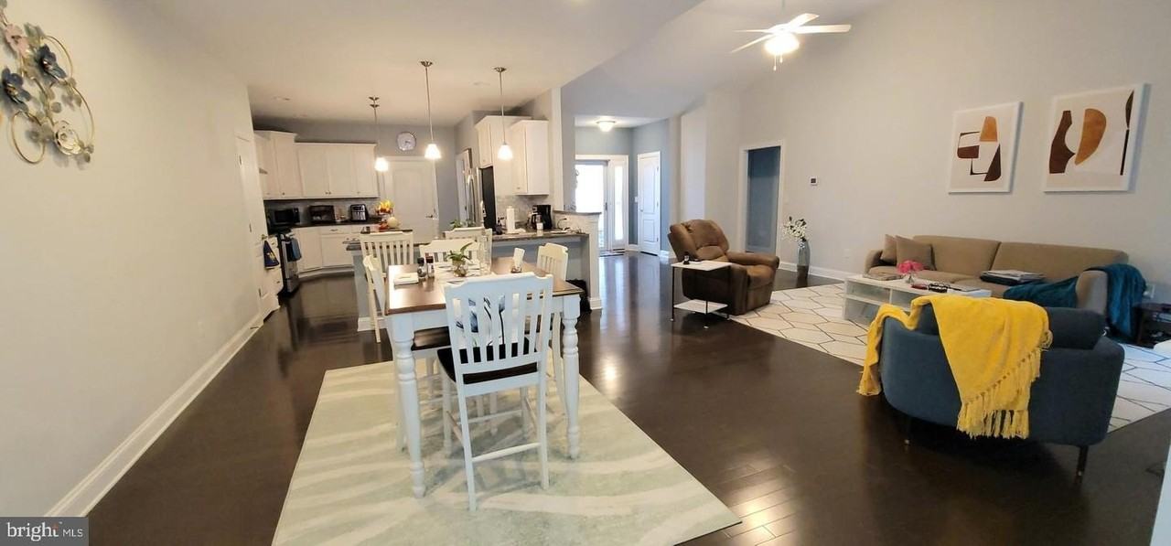 18161 Emerson Way - Photo 4 of 20