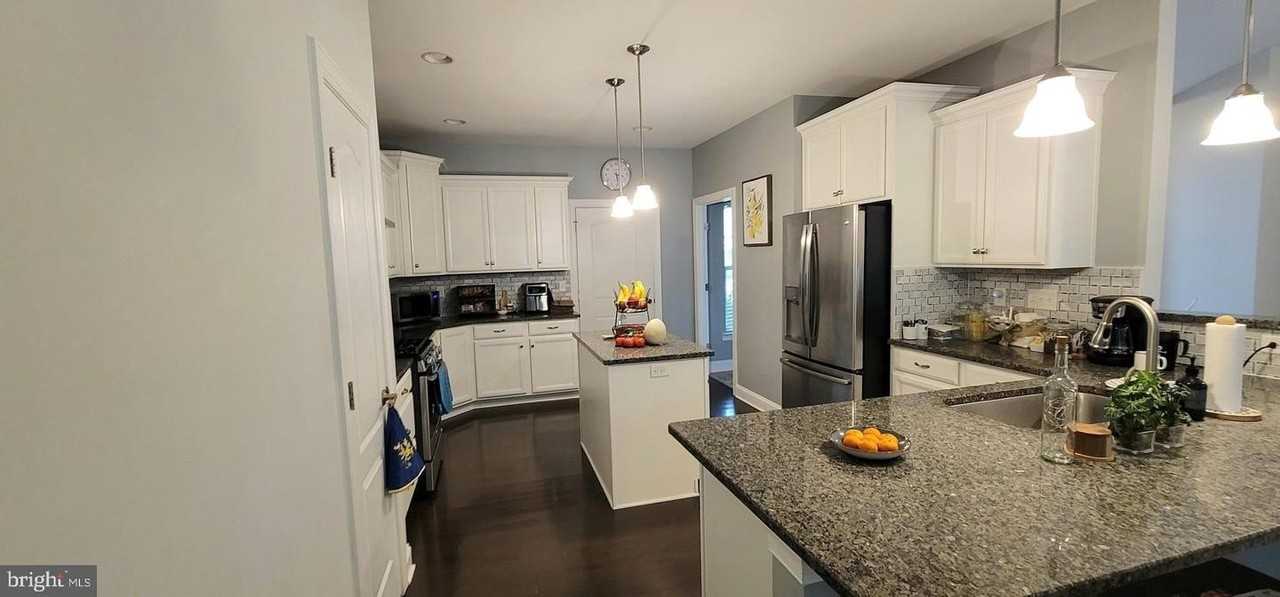 18161 Emerson Way - Photo 6 of 20