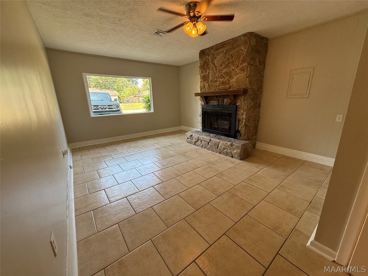 113 Lori St - Photo 3 of 34