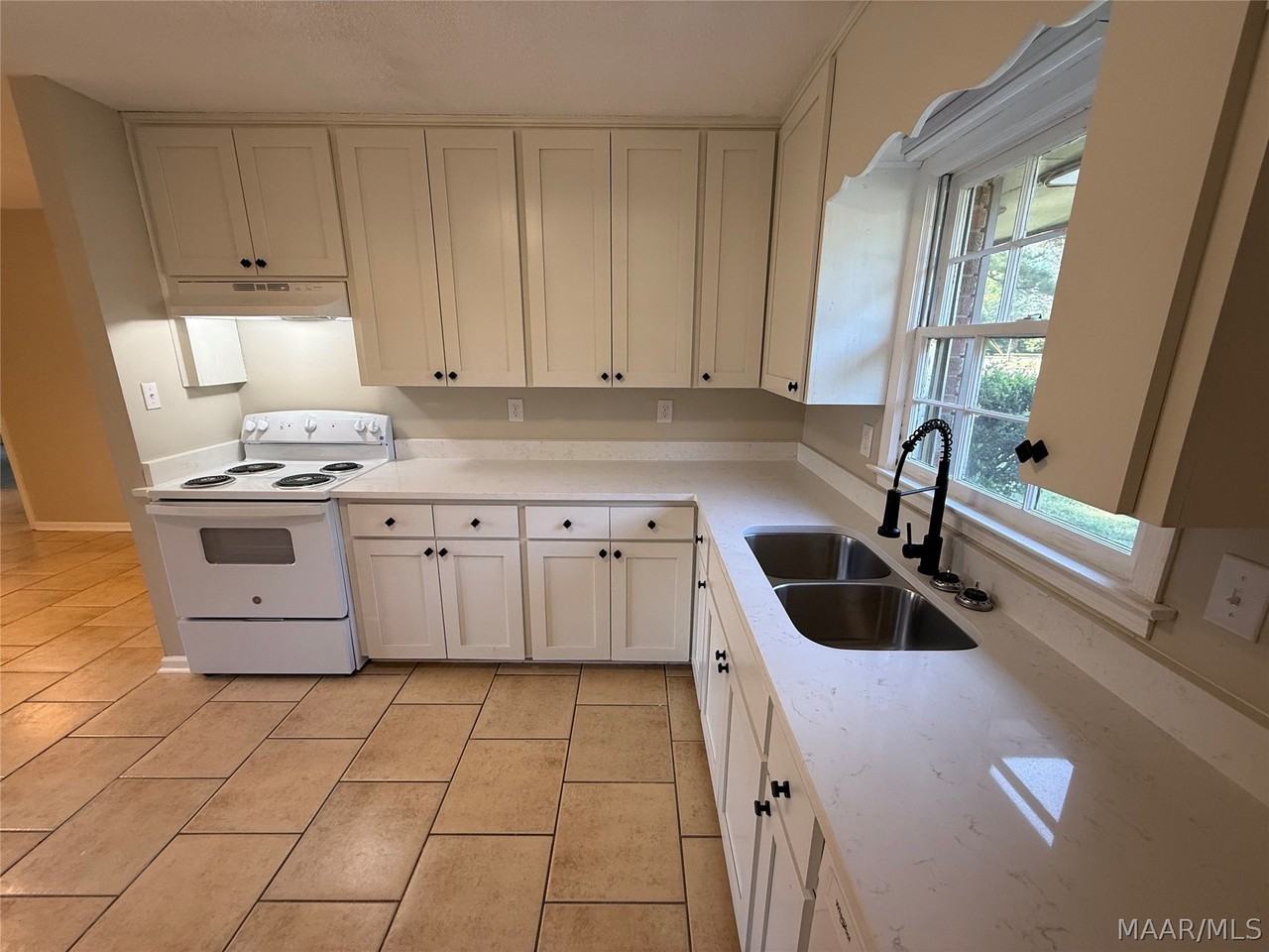 113 Lori St - Photo 5 of 34